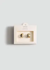 Aros pequeños de acero inoxidable con diseño abombado y acabado dorado brillante, equipados con cierre a presión.