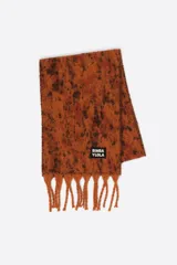 Bufanda de tejido cepillado con estampado de lince en tonos naranja y marrón, con flecos en los extremos y etiqueta de la marca Bimba y Lola.