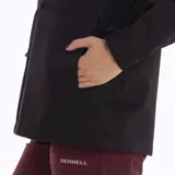 Campera impermeable Merrell con capucha, cierre frontal completo y bolsillos laterales. Diseño técnico con costuras selladas, resistente al agua y al viento, ideal para actividades al aire libre.