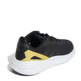 Championes Adidas Lite Racer 3.0, color negro con detalles en amarillo y las tres tiras características de la marca en los laterales.