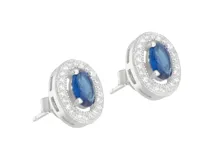 Par de caravanas de plata 925 con diseño redondo, circonias y piedra central color azul zafiro.