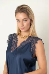 Blusa italiana color borgoña de satén de seda con escote en V y hombros de encaje.