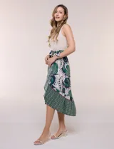 Vestido midi combinado de corte fluido. Presenta un torso ajustado acanalado sin mangas, con cuello redondo y sisas clásicas. Cuenta con cintura elastizada con lazo para anudar y falda evasé con estampado floral y geométrico, finalizando con un volante en el ruedo.