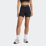Calza corta deportiva New Balance, color negro, con cintura elástica de tiro alto que presenta la insignia de la marca. Confeccionada con tecnología NB DRY de secado rápido y tejido elástico para mayor libertad de movimiento.