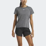 Remera de entrenamiento Reebok para mujer, color gris jaspeado, de manga corta y cuello redondo. Presenta un ajuste regular y costuras raglán en los hombros.