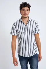 Camisa de corte slim fit con estampado de cuadros en tonos rojos, azules, blancos y negros. Presenta cuello clásico, cierre frontal abotonado y logo bordado en el pecho.