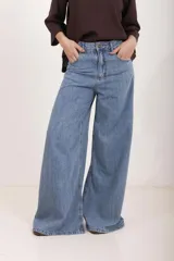 Jean de corte wide leg, color azul claro, con tiro medio-alto, bolsillos delanteros y traseros, y perneras amplias y rectas.