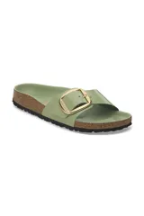 Sandalia Birkenstock Madrid Big Buckle, color verde con hebilla dorada grande.