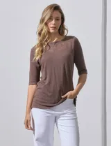 Remera marrón de tejido bordado, marca French Loundry. Tiene escote redondo y mangas tres cuartos.