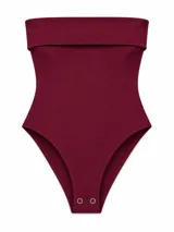 Body negro sin tirantes (strapless) con escote recto y diseño ajustado, con cierre de broches en la parte inferior.