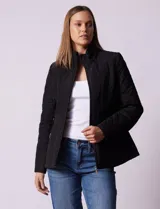 Campera capitoneada marca Gallery, color negro, con cierre frontal, cuello alto y bolsillos laterales con cierre. Presenta un diseño acolchado con costuras en rombos y ajuste en la cintura.