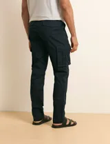 Pantalón cargo color verde militar, de corte recto, con bolsillos laterales con fuelle, bolsillos delanteros inclinados y bolsillos traseros.