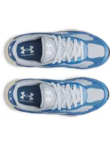 Championes Under Armour modelo UA W Tech Runner, en combinación de celeste y gris, con detalles en azul y suela blanca. Presenta capellada de malla transpirable con superposiciones de cuero y gamuza, entresuela de EVA acolchada y el logotipo de la marca en el lateral.