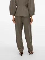 Pantalón sastrero de tiro alto color verde oliva, con cierre de gancho y cremallera, bolsillos laterales y fit regular.