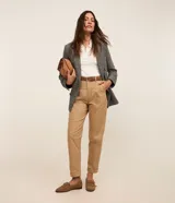 Pantalón mom fit de tiro alto color tostado, con pliegues en la cintura, trabillas para cinturón y bolsillos laterales.