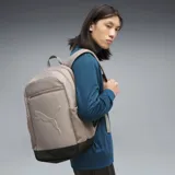 Mochila Puma Buzz de 28 litros, color negro, con compartimentos principales con cierre, bolsillo frontal con cierre, bolsillos laterales de red y logo de la marca en relieve.