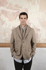 Saco sport marrón claro con medio forro, botones y coderas de cuero. Corte holgado, ideal para combinar con pantalón de vestir o jeans. Confeccionado en Uruguay con tela 100% lana fina sin teñir.