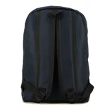 Mochila de color azul marino con textura de panal de abeja. Presenta un compartimento principal con cierre y un bolsillo frontal con cierre. Incluye un parche de marca en la parte inferior frontal.