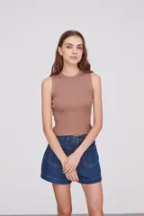 Top color beige de tejido de punto acanalado, con cuello redondo y sin mangas.