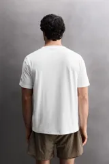 Camiseta de entrenamiento Zara Athleticz de corte regular, confeccionada en tejido técnico elástico y ligero con estructura. Presenta cuello redondo, manga corta con detalle de parche, costuras planas y logo estampado en el pecho.