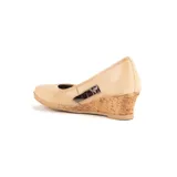 Zapato de cuero negro con taco corrido revestido en corcho y plataforma de yute trenzado. Cuenta con diseño lateral abierto y puntera redondeada.