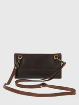 Billetera cruzada de cuero natural con solapa imantada, compartimento principal, bolsillo divisor con cierre, ranuras para tarjetas y correa ajustable y removible.