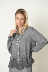 Camisa gris de manga larga con detalle de aplique de blonda de puntilla en el bajo.
