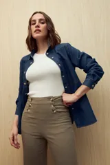 Pantalón de tiro alto color verde oliva, con corte ancho y botones decorativos en la cintura.