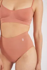 Soutien bralette de microfibra sin costuras, color salmón, con tirantes finos y espalda entera.