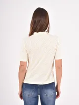 Polera de cuello alto y manga corta con estampado animal print de leopardo en tonos marrones y negros.