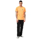 Remera color naranja con logo estampado en el pecho.