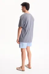 Remera oversize de manga corta y cuello redondo, confeccionada en algodón con acabado lavado estilo vintage.