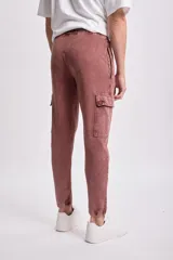 Pantalón deportivo cargo jogger color marrón con bolsillos laterales y tobillos ajustados.