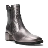 Bota corta de cuero con acabado metalizado plateado, diseño de caña media, cierre lateral y taco ancho de altura media.