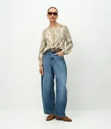 Blusa de viscosa con estampado de cebra, escote bote y mangas largas abullonadas con puños elásticos.