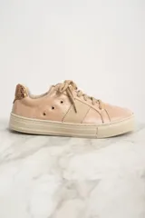 Zapatillas bajas Lemon Jelly color rosa pálido, confeccionadas en cuero con detalles en gamuza color beige y aplique de cuero con textura de reptil en el talón.