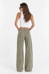 Pantalón jean de tiro medio, color verde militar, con corte wide leg y diseño amplio.