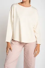 Sweater color arena de viscosa, algodón, lino y elastano, de calce al cuerpo.