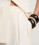 Pantalón de vestir de mujer, corte recto, cintura alta, color blanco roto con finas rayas verticales. Confeccionado en una mezcla de viscosa, poliamida, poliéster y elastano.