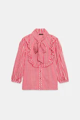 Camisa de manga larga con estampado de rayas rojas y blancas, cuello con lazo, volantes frontales y cierre de botones.