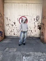 Campera con capucha y cierre frontal, color hueso con rayas horizontales finas en gris oscuro.