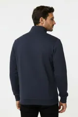 Sudadera de cuello alto con cierre frontal corto y manga larga, en color blanco crudo, con diseño liso y corte clásico.