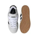 Championes Adidas Grand Court Alpha blancos con las tres tiras laterales en negro. Confeccionados en cuero sintético con forro interior suave, entresuela Cloudfoam y suela de goma.