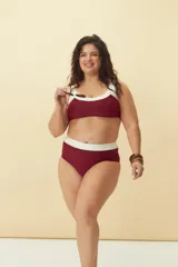 Top de bikini negro con contorno blanco y breteles finos.