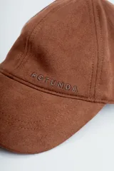 Visera color marrón con ajuste trasero.