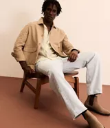 Pantalon de jean gris con lavado deslavado, de corte baggy y silueta holgada. Cuenta con bolsillos al frente y atras, y cierre de boton y cremallera.