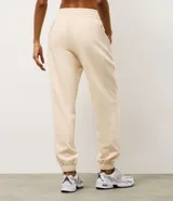 Pantalón jogger deportivo color bordó, con cintura elástica, bolsillos laterales y puños ajustados. Presenta recortes canelados en los laterales que aportan textura y diseño al modelo.