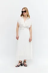 Vestido midi blanco con cuello camisero, escote en V, mangas cortas y falda plisada. Incluye cinturón con hebilla forrada.