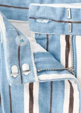 Pantalón wide leg de tiro alto, confeccionado en algodón, con diseño de rayas verticales en tonos celeste, azul marino y blanco.