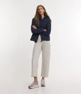 Campera puffer de poliamida color verde oliva, con cuello alto, cierre frontal y diseño acolchado horizontal.